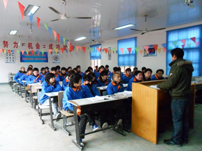 挖掘机学校教练给学员讲解理论知识
