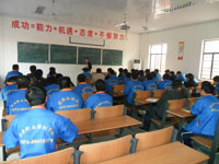 掘机教练在学员挖掘机维修与保养的理论课