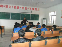 教练正在教刚出模拟房的学员怎样正确操作挖掘机